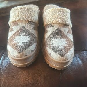 Jessica Simpson Embriya Mule 
Size 8